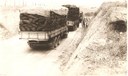Caminhões de carvão na descida da serra (antiga Curva da Morte) ainda com estrada de terra